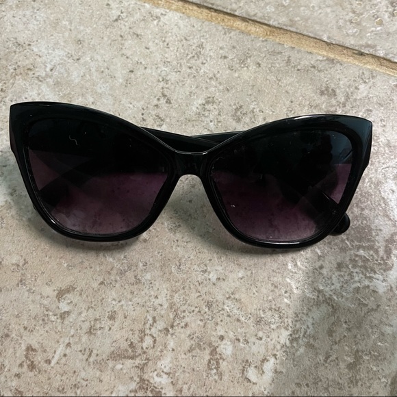 Sunglasses bundle - Picture 3 of 4